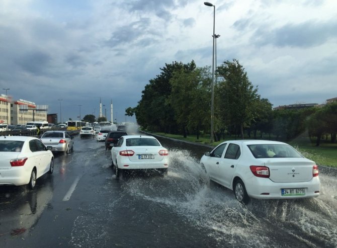 İstanbul’da E-5 karayolunu su bastı