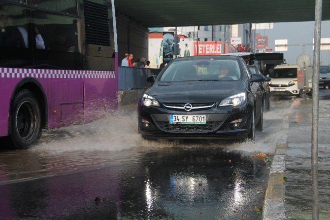 İstanbul’da caddeler sular altında kaldı