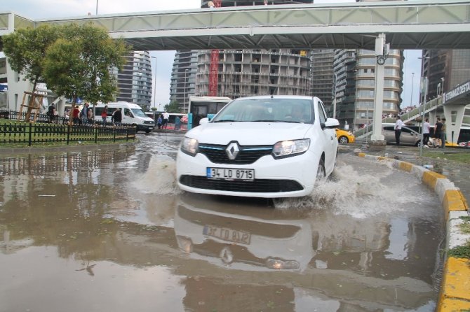 İstanbul’da caddeler sular altında kaldı