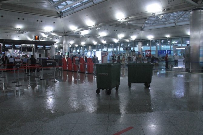 Atatürk Havalimanı’nda uçuşlara yağmur engeli