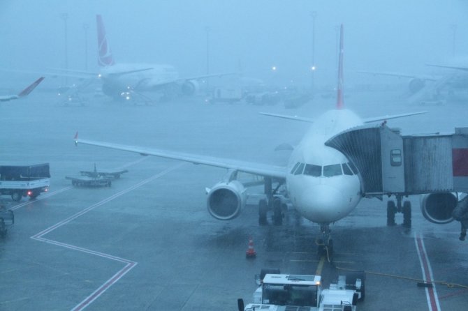 Atatürk Havalimanı’nda uçuşlara yağmur engeli
