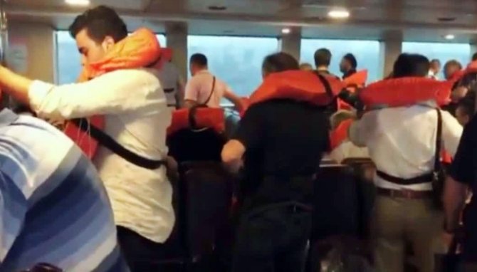Şiddetli fırtına sırasında vapurdaki yolcular can yeleklerini giydi