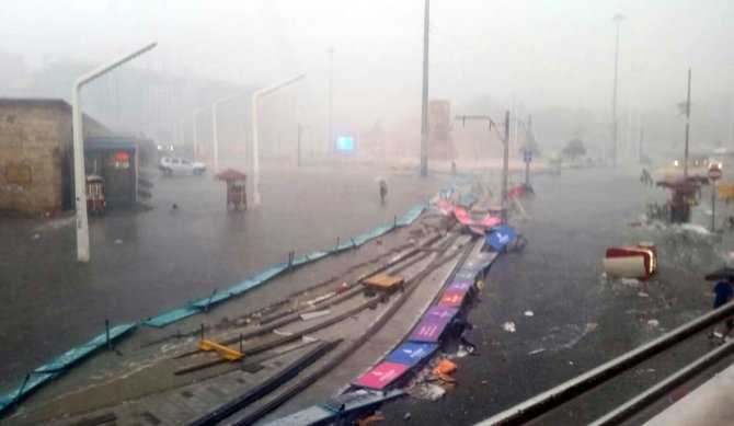 Fırtına Taksim’i savaş alanına çevirdi