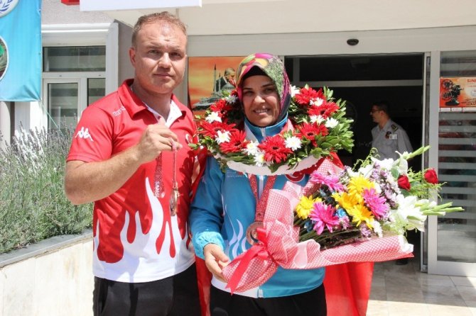 Torun sahibi olimpiyat üçüncüsü judocu memleketinde çiçeklerle karşılandı