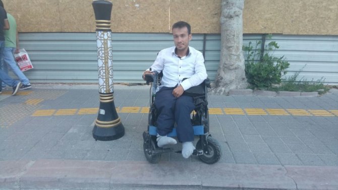 Engelliler, park alanlarına sandık ve oturma yerleri yapılmasını istemiyor