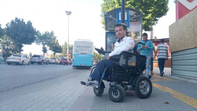 Engelliler, park alanlarına sandık ve oturma yerleri yapılmasını istemiyor