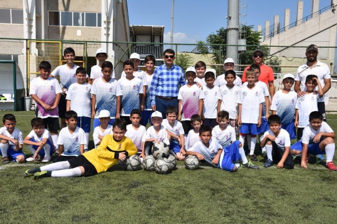 Başkan Çelik minik futbolcuları ziyaret etti