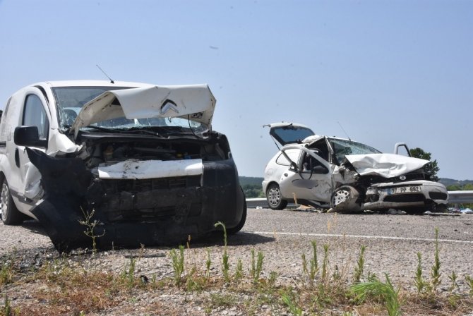 Sinop’ta 2 otomobil çarpıştı: 3 yaralı