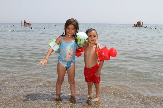 Gaziemirli çocuklar denizin keyfini çıkardı