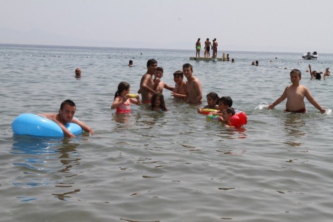 Gaziemirli çocuklar denizin keyfini çıkardı