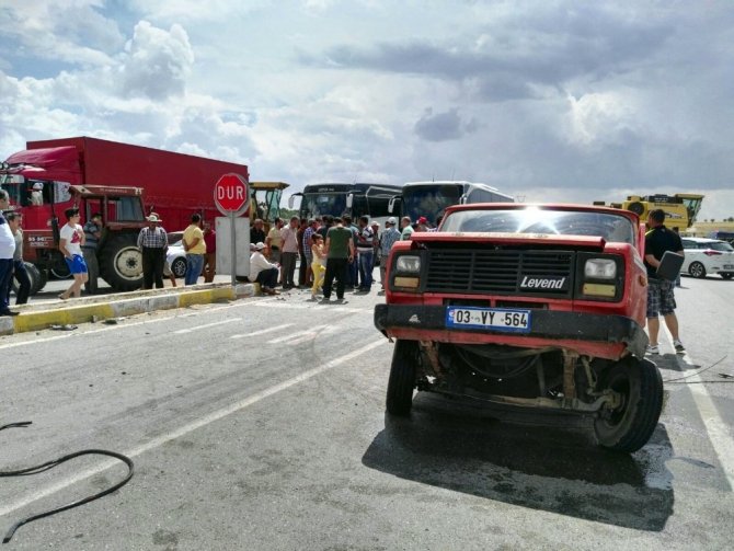 Köy sakinleri kaza sonrası Afyonkarahisar-Kütahya karayolunu ulaşıma kapattı