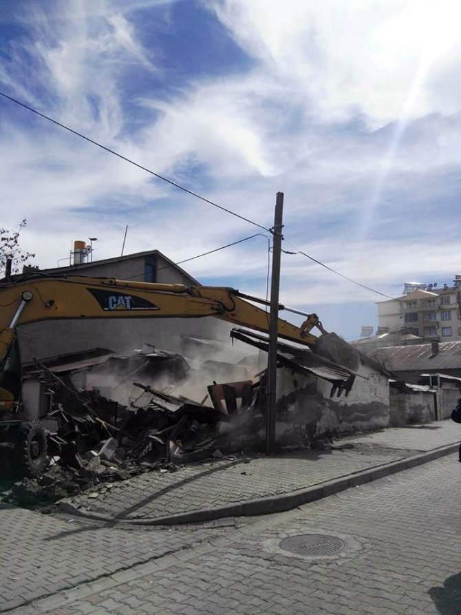 Bingöl’de 70 metruk yapı yıkıldı