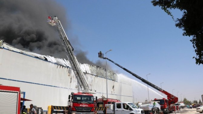 Gaziantep’teki fabrika yangını söndürülemiyor