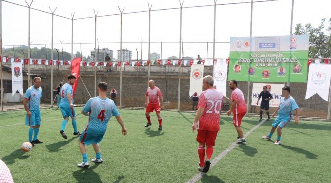 Milli takımın efsaneleri hükümlü ve tutuklularla maç yaptı