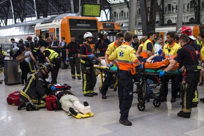 Barcelona’da tren kazası: 48 yaralı