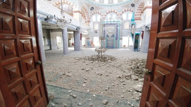 Şiddetli fırtınada caminin minaresi yıkıldı