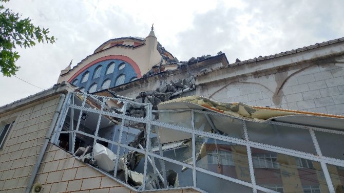 Şiddetli fırtınada caminin minaresi yıkıldı