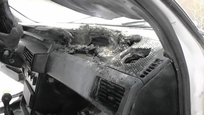 Otomobilde unutulan cep telefonu sıcaktan patlayarak aracı yaktı