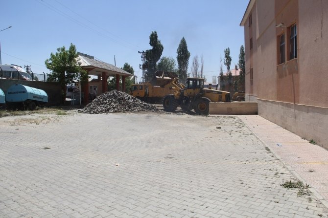 Başkale Devlet Hastanesinin bahçesi asfaltla kaplanacak