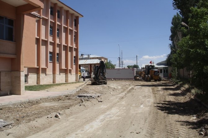 Başkale Devlet Hastanesinin bahçesi asfaltla kaplanacak
