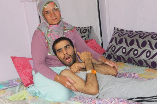 Yatalak oğlu için hayırseverlere seslendi