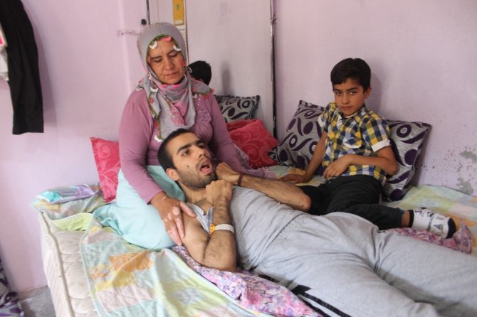 Yatalak oğlu için hayırseverlere seslendi