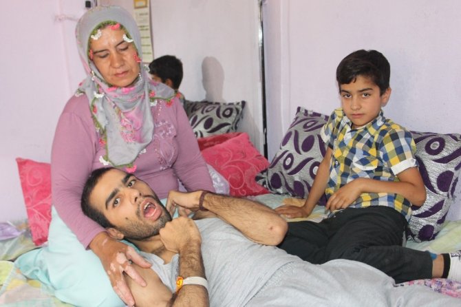 Yatalak oğlu için hayırseverlere seslendi