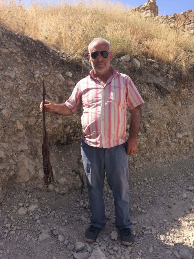 Yol çalışması sırasında tarihi tüfek bulundu