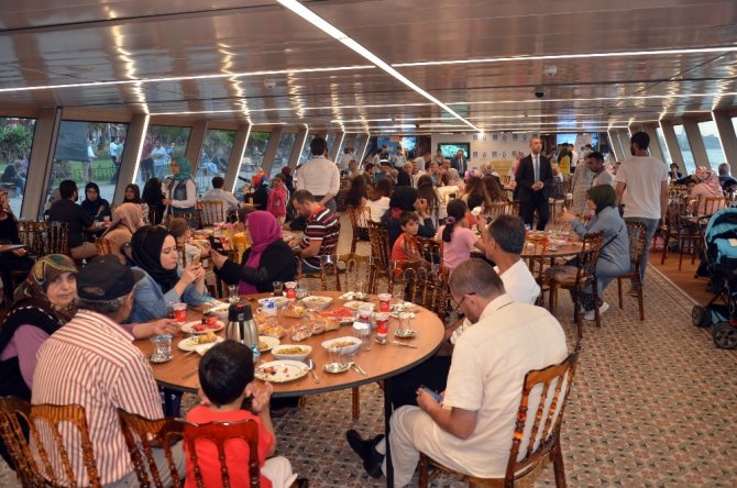 15 Temmuz şehitleri yakınları ve gaziler Valide Sultan Gemisi ile boğaz turu yaptı