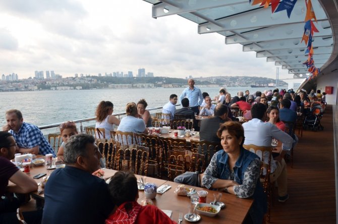 15 Temmuz şehitleri yakınları ve gaziler Valide Sultan Gemisi ile boğaz turu yaptı