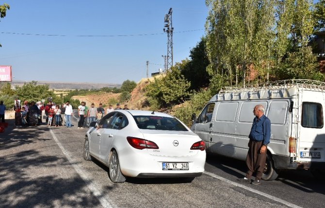 Köylüler bidonlarla karayolunu trafiğe kapattı