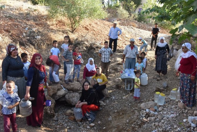 Köylüler bidonlarla karayolunu trafiğe kapattı