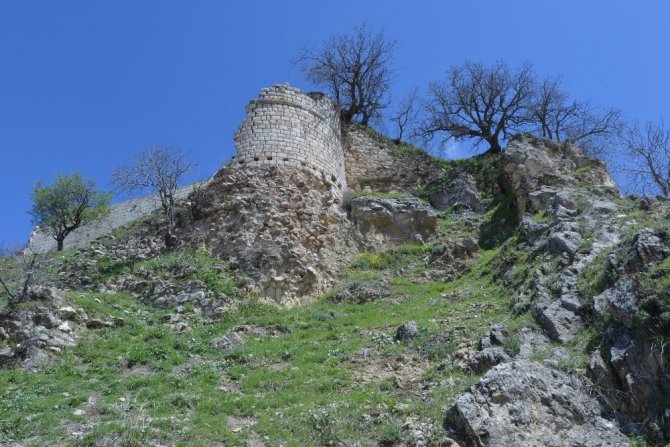 Kozluk Hezo Kalesi çevre düzenlemesi ve aydınlatma projesi sona erdi