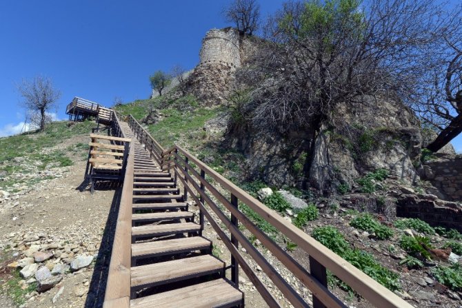 Kozluk Hezo Kalesi çevre düzenlemesi ve aydınlatma projesi sona erdi