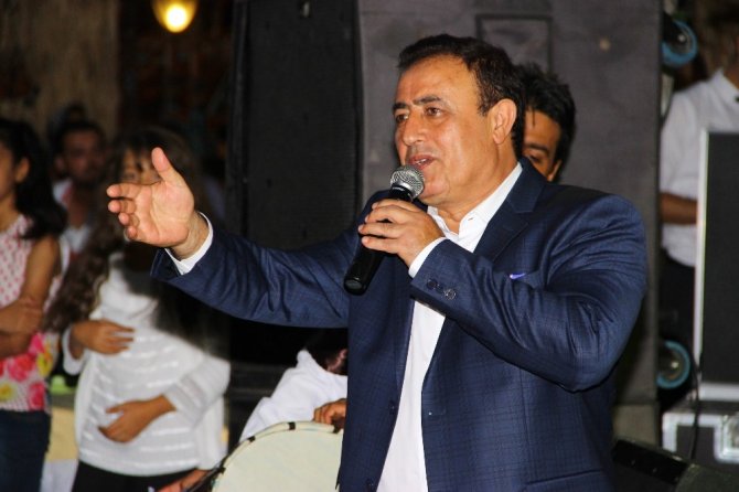 Ünlü türkücü Mahmut Tuncer ’Ciğerci Ahmet Bahçe’nin açılışına katıldı