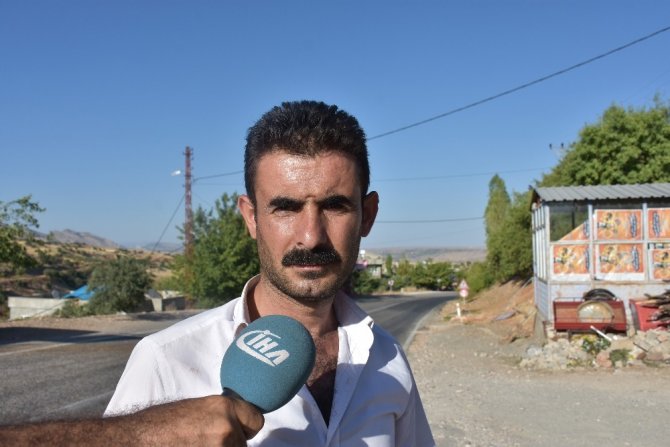 Köylüler bidonlarla karayolunu trafiğe kapattı