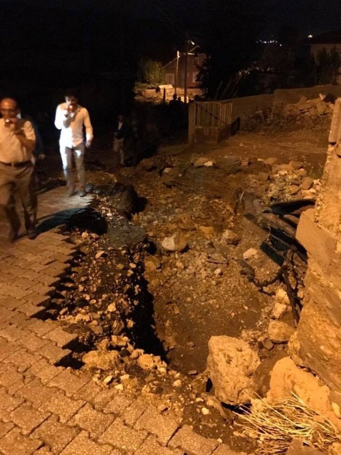 Isparta’da şiddetli yağış 25 evde zarara yol açtı