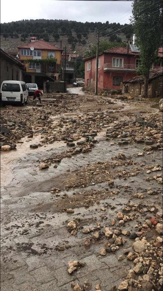 Isparta’da şiddetli yağış 25 evde zarara yol açtı