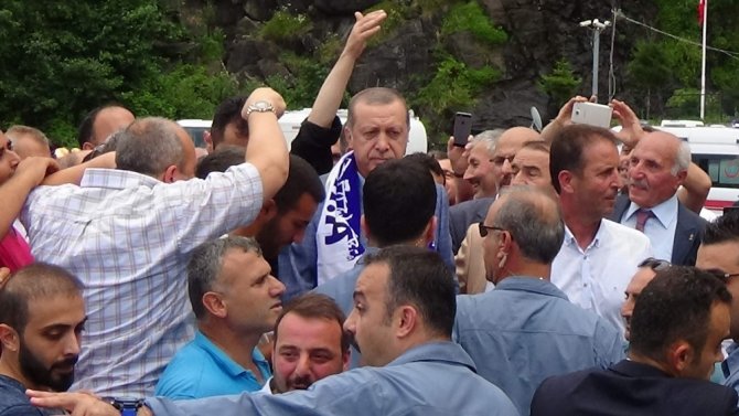 Cumhurbaşkanı Erdoğan’dan, Sarp Sınır Kapısı’nda inceleme