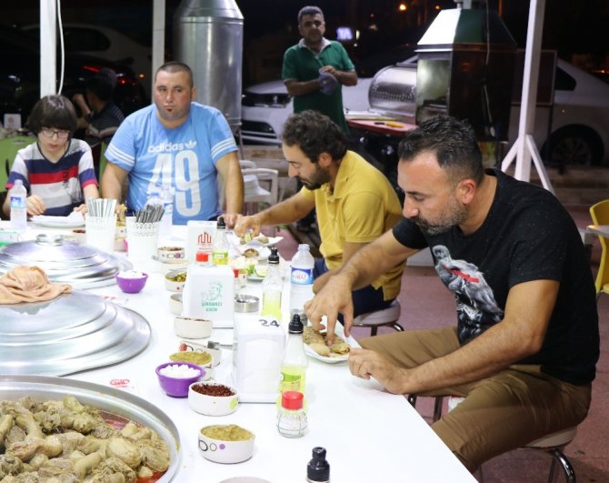 Adanalılar sabaha kadar şırdan yiyor