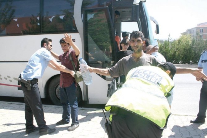 Kaçak göçmen taşıyan otobüs şoförü tutuklandı