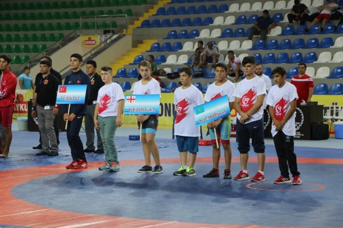 7. Uluslararası Mehmet Akif Pirim Güreş Turnuvası Rize’de başladı