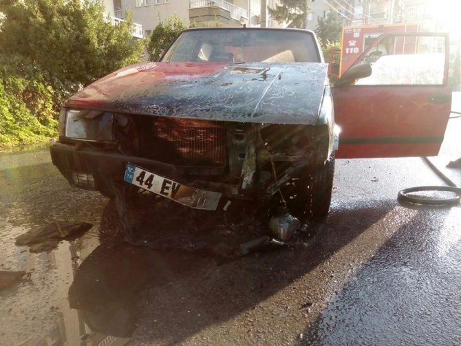 Malatya’da park halindeki araç alev alev yandı