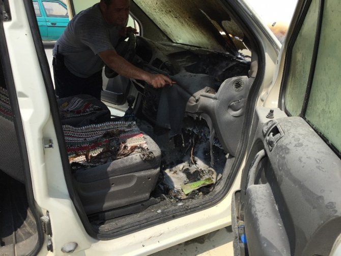 Manavgat’ta park halindeki hafif ticari araç yandı