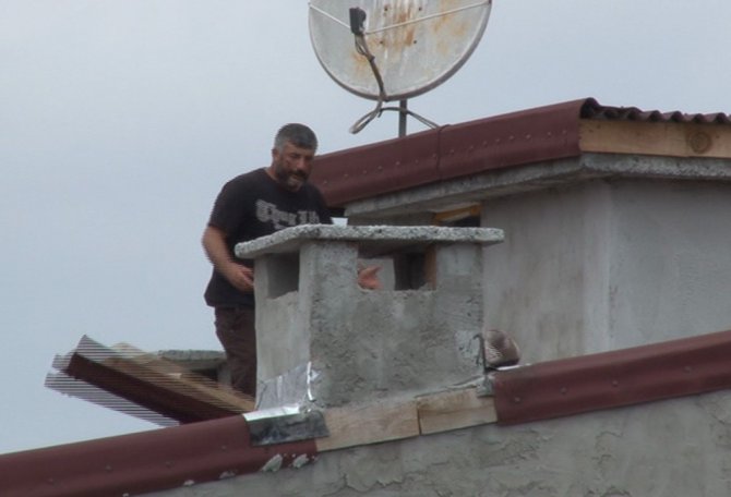Esenyurt’ta pompalı tüfekle binanın çatısına çıkan şahıs polis tarafından yakalandı