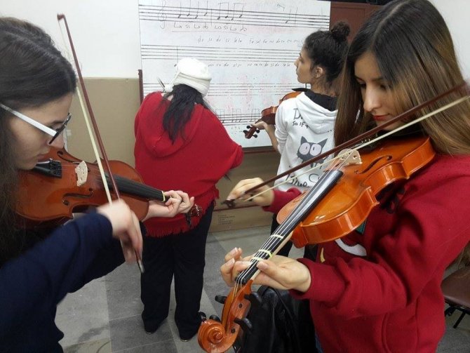 Müzik enstrümanları eğitimine 200 kişi katılıyor