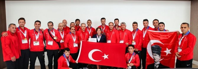 Dünya Şampiyonu İstanbul İtfaiyesi Türkiye’nin Los Angeles Başkonsolosu Gezer tarafından ağırlandı