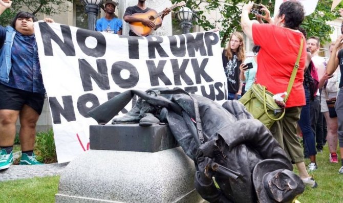 ABD’de protestocular Konfederasyon Anıtı heykelini yıktı