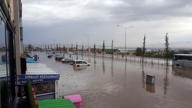Erzurum’da kuvvetli yağış sele neden oldu