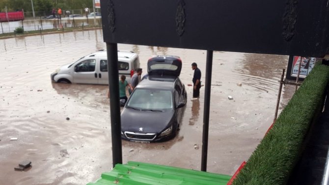 Erzurum’da kuvvetli yağış sele neden oldu